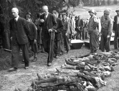 Zu sehen sind deutsche Zivilisten aus dem Ort Wallern im Sudetenland, die von amerikanischen Soldaten gezwungen werden, sich die exhumierten Leichen zuvor von der SS getöteter Juden anzusehen.