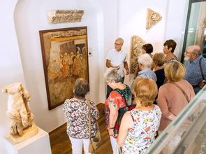 Visitors during an guided tour from the Curator, picture: Marion Wenzel Visitors during an guided tour from the Curator, picture: Marion Wenzel