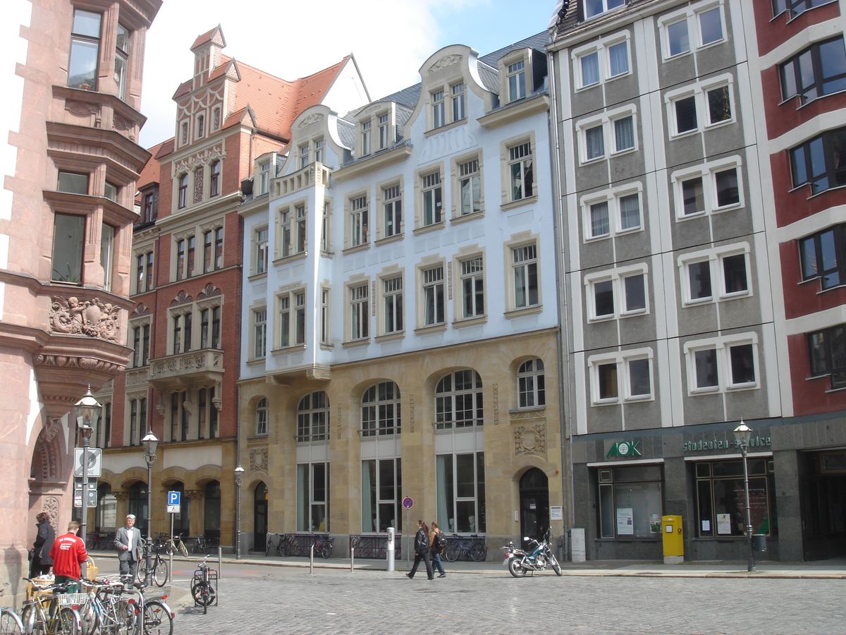 zur Vergrößerungsansicht des Bildes: Ritterstr. 14 am Nikolaikirchhof in der Leipziger Innenstadt. Sitz des Lehrstuhls für Ur- und Frühgeschichte mit Sammlung, Bibliotheks- und Arbeitsräumen.