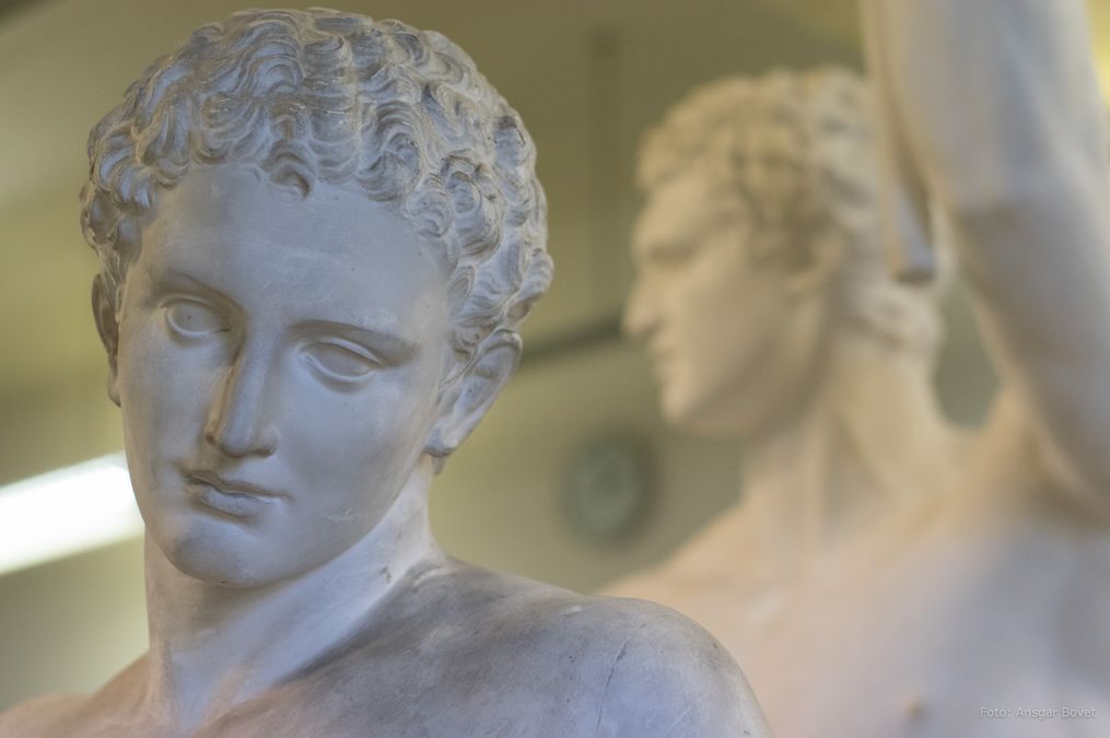 zur Vergrößerungsansicht des Bildes: Aufnahme aus der Gipsabguss-Sammlung, zu sehen ist eine Statue des Hermes, Foto: Ansgar Bovet