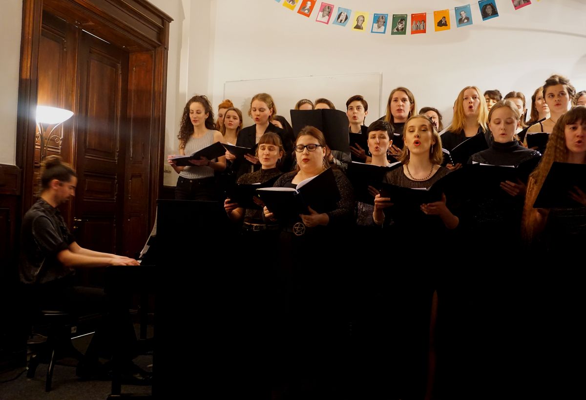 zur Vergrößerungsansicht des Bildes: Der Institutschor bei einem Konzert im Februar 2020 im Hörsaal des Instituts für Theaterwissenschaft