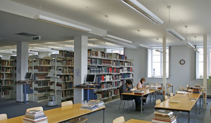 Im Lesesaal der Bibliothek Kunst, einer Zweigstelle der Universitätsbibliothek Leipzig, arbeiten Studierende und Mitarbeiter.