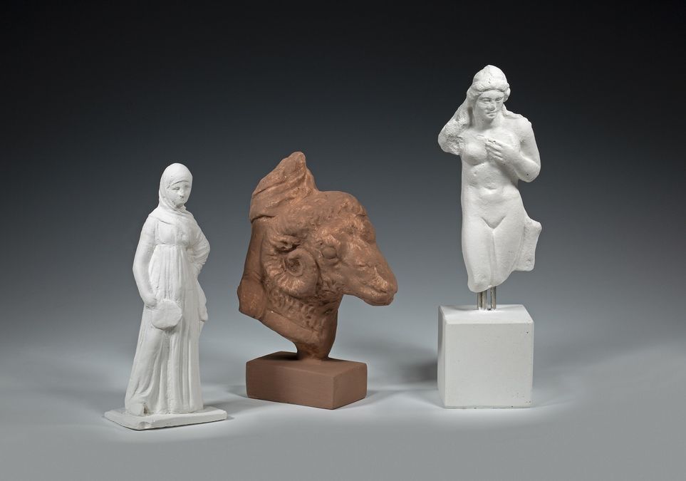 zur Vergrößerungsansicht des Bildes: Gipsabgüsse des Mädchens mit Fächer, des Widderkopfes und der Aphrodite. Foto: Marion Wenzel