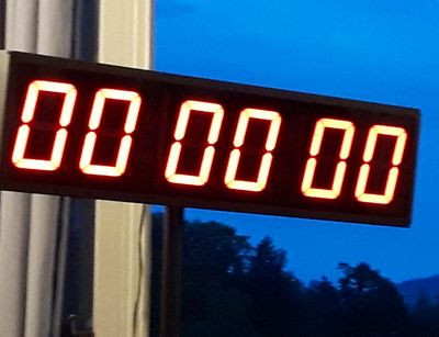 Digitalanzeige, die in rot "00 00 00" anzeigt