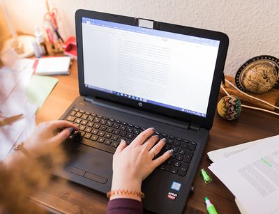 Studentin arbeitet an Laptop
