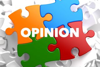 Vier zusammengesteckte Puzzleteile in den Farben grün, orange, rot und blau, die auf einem Haufen weißer Puzzleteile liegen. Auf ihnen steht in weißen Buchstaben das Wort „Opinion” geschrieben.