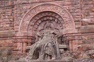 Aufnahme einer Skulptur, die Barbarossa zeigt.