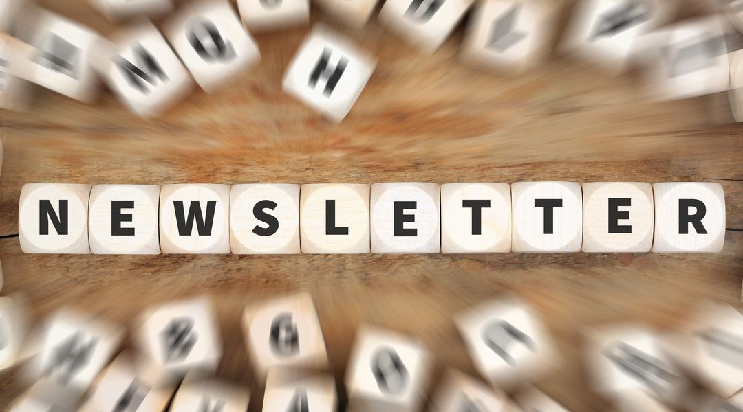 Das Bild zeigt Buchstabenwürfel, die sich zu dem Wort "Newsletter" zusammenfügen. Drum herum sind weitere Buchstabenwürfel zu sehen, allerdings nur verschwommen. Es handelt sich um ein Stockfoto von Colourbox, bereitgestellt von Nutzer #254133.