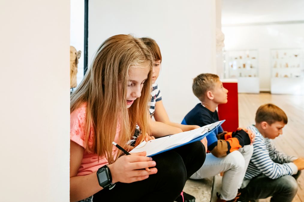 zur Vergrößerungsansicht des Bildes: Mit Hilfe vorbereiteter Quizbögen können Schüler das in den Führungen erworbene Wissen spielerisch anwenden.